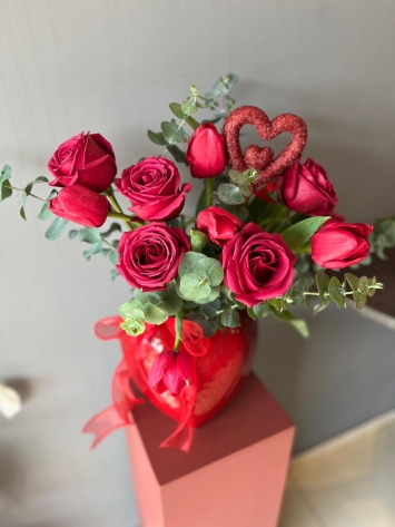 KALPLİ VAZODA KIRMIZI GÜL VE LALERLER 