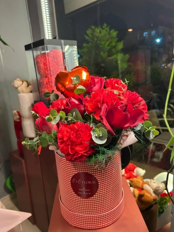 KUTUDA KIRMIZI GÜL VE KARANFİL